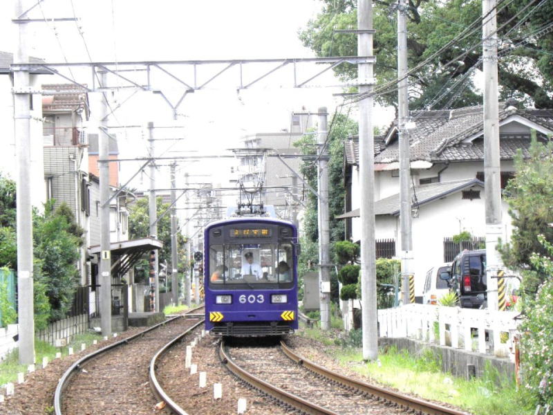 天神の森を出て聖天坂に向かう阪堺電車