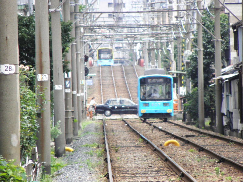 阪堺電車　松田町駅から今池方面を見る。直線の向こうに上り坂。