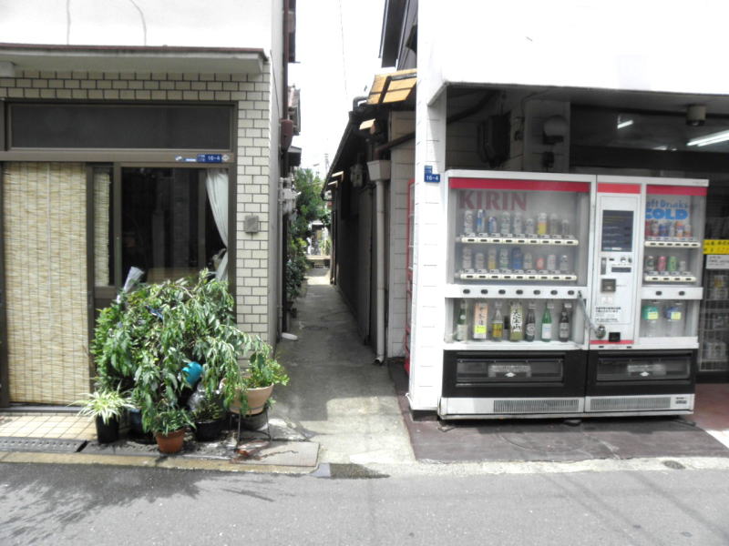 松田町駅の裏口へ通じる路地